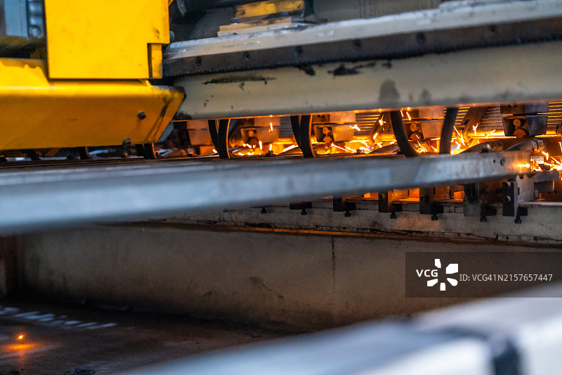 工厂中用于焊接钢铁的机器人机械图片素材