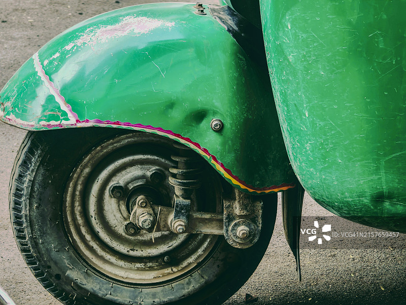 道路上的自动人力车轮胎图片素材