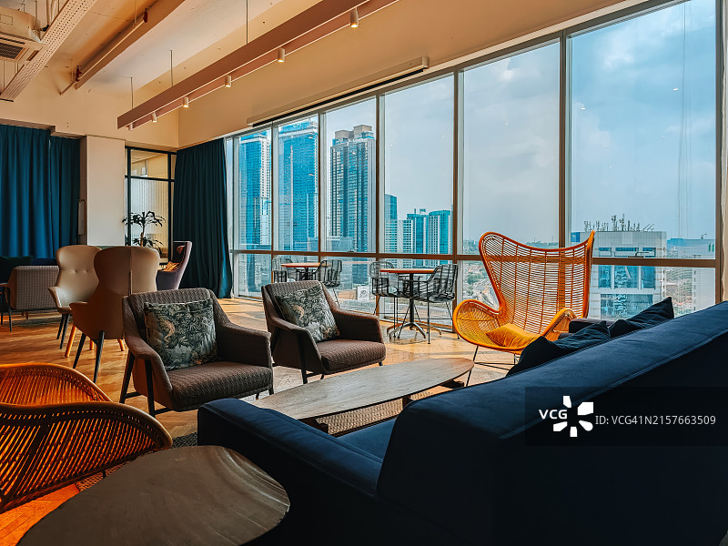 带有沙发和咖啡桌的创意共享工作空间休息室图片素材