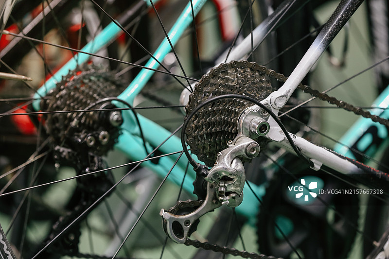 骑行细节：抽象运动背景，金属链条的赛车车轮特写图片素材