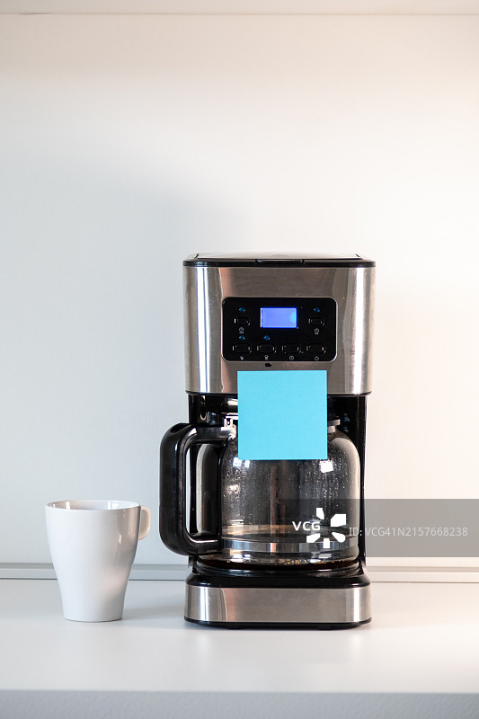 咖啡机上的蓝色便签图片素材