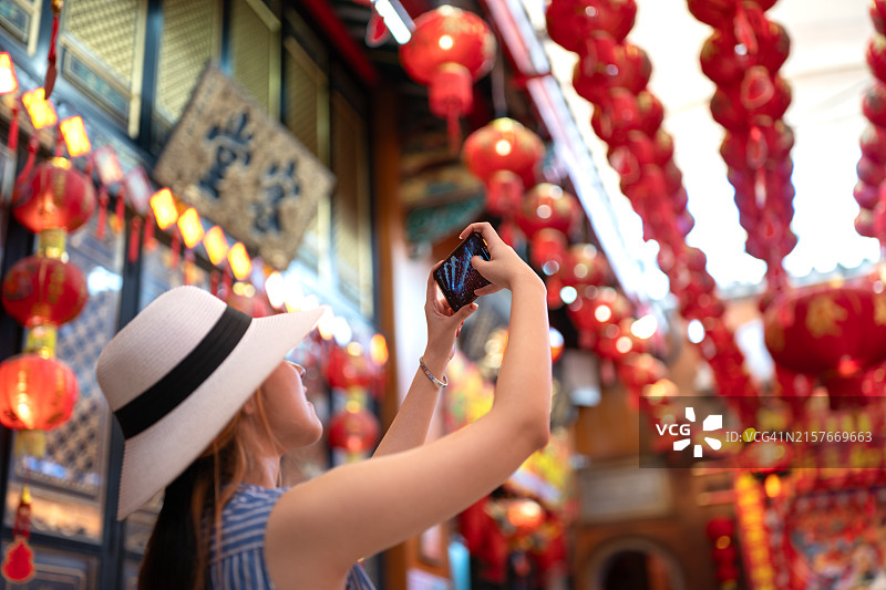 独自旅行的女性在东盟国家旅游图片素材