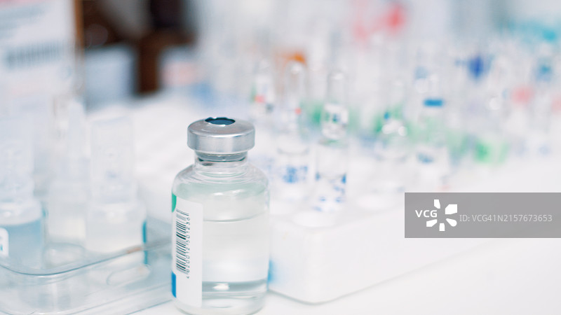 实验室中的医疗药瓶特写图片素材