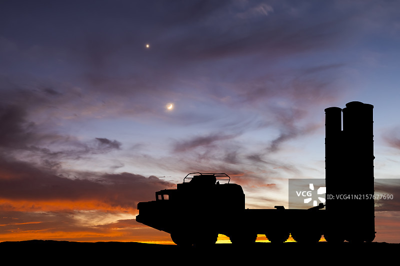 日落天空背景下的防空系统图片素材
