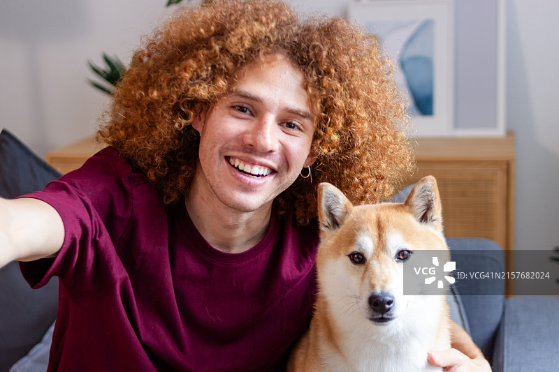 快乐的年轻人与柴犬在家自拍图片素材