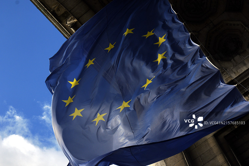 欧盟旗帜在风中飘扬图片素材