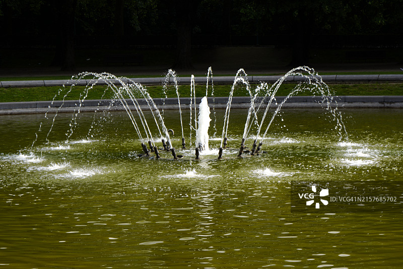 公园里的喷泉图片素材