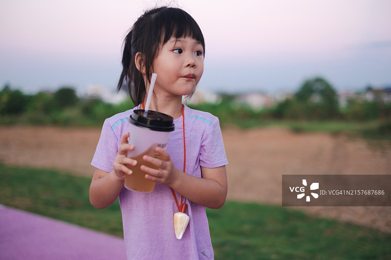 快乐女孩喝奶茶图片素材