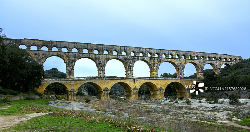 法国奥克西塔尼尼姆附近，加尔河上的古罗马输水道（加尔桥）图片素材
