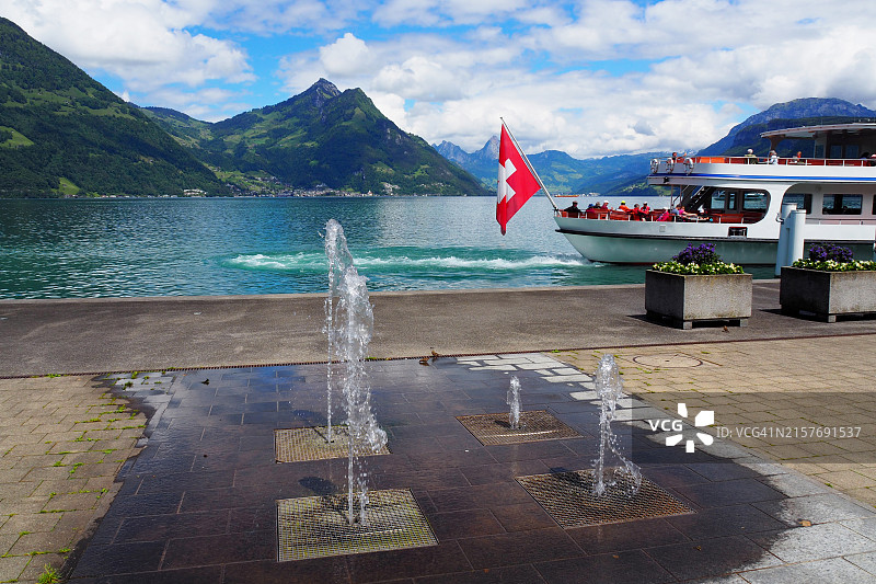 从贝肯里德看卢塞恩湖、游船、瑞士国旗图片素材