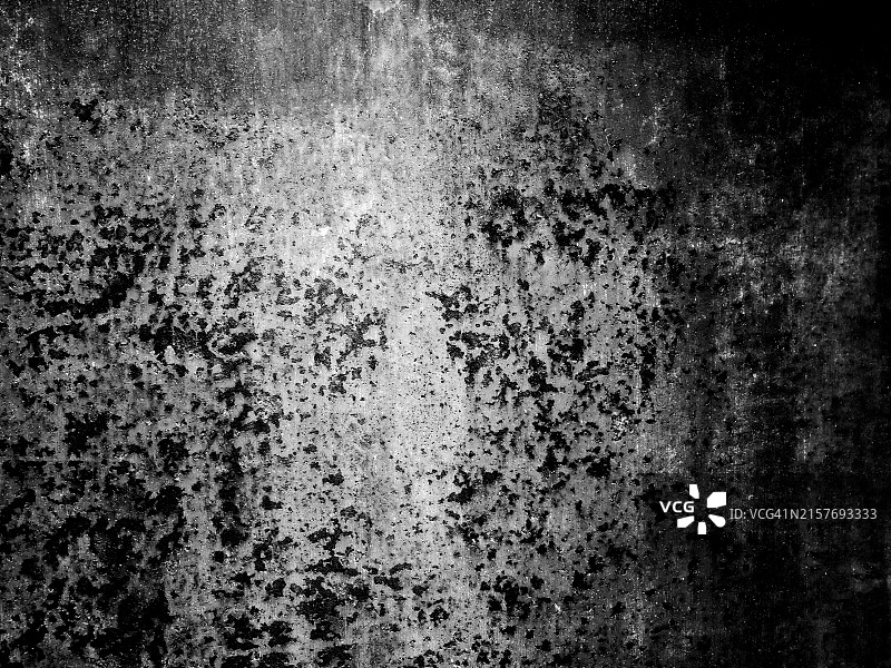 法国巴黎，黑色纹理金属板的黑白特写。阳光，天然光泽。图片素材