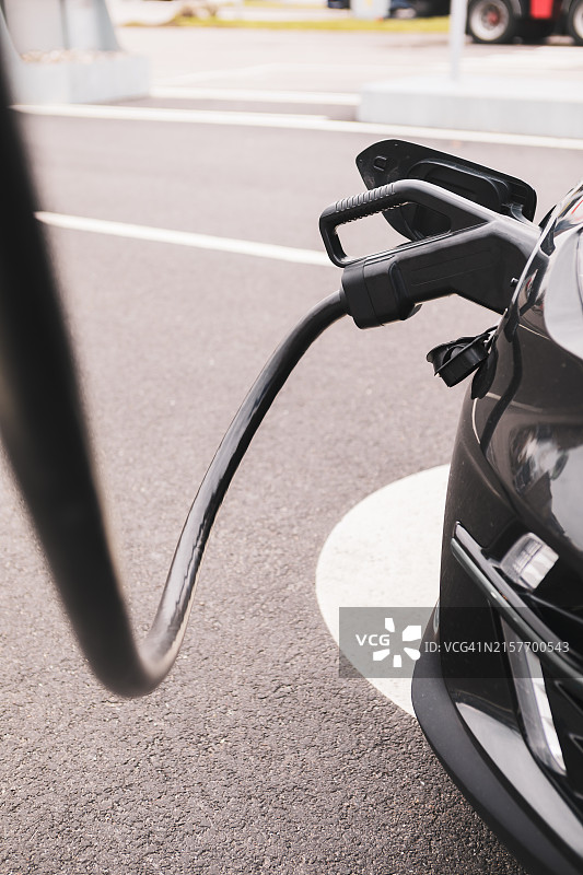 连接到电动汽车的充电线特写图片素材