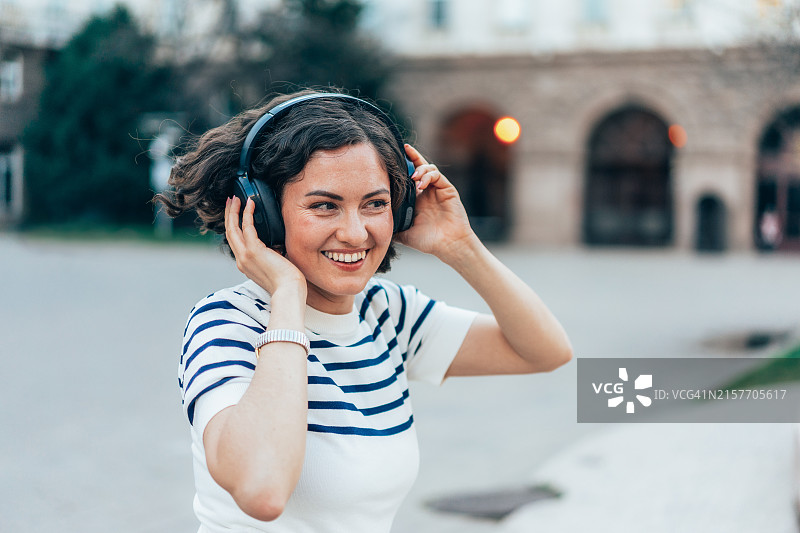 在城市街道上跳舞图片素材