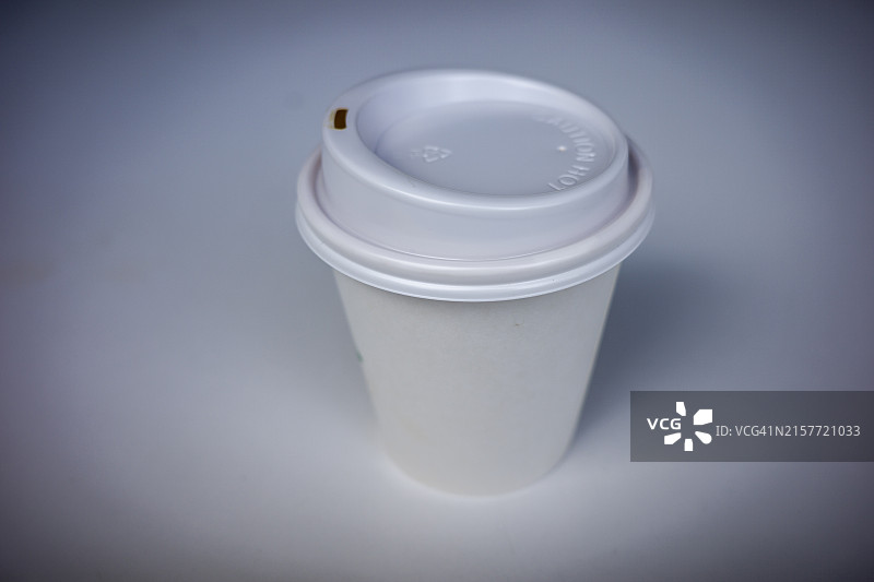 白色背景上的纸质外卖咖啡杯图片素材