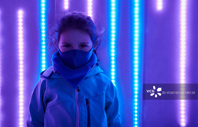 戴口罩女孩圣诞广场微笑特写图片素材