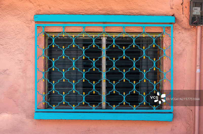 殖民风格房屋窗户上的装饰锻铁安全格栅图片素材