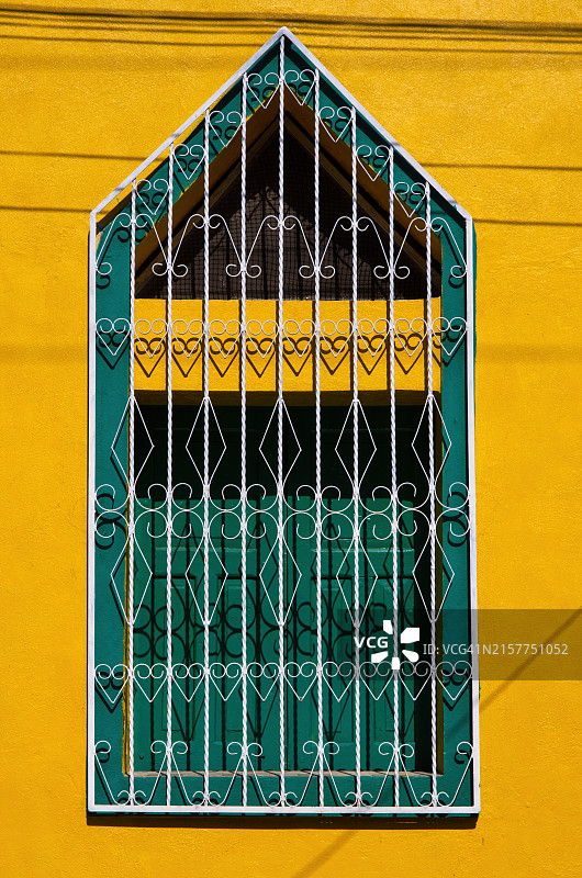 殖民风格教堂窗户上的装饰锻铁安全格栅图片素材