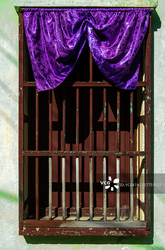 圣周装饰：殖民风格房屋的窗户图片素材