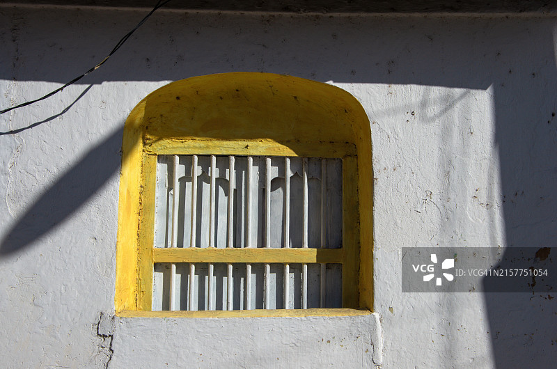 殖民风格房屋的木制安全窗图片素材