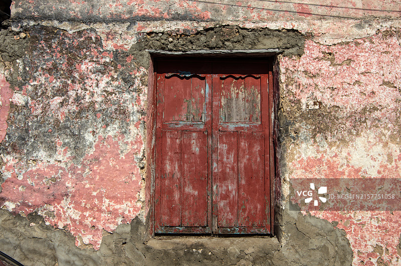 殖民风格废弃房屋的前门图片素材