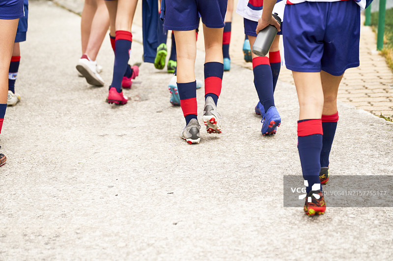 一群穿足球服的男孩走向球场的背影图片素材