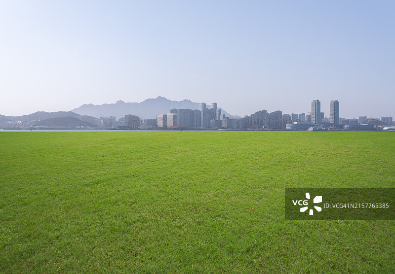 空旷的草坪图片素材