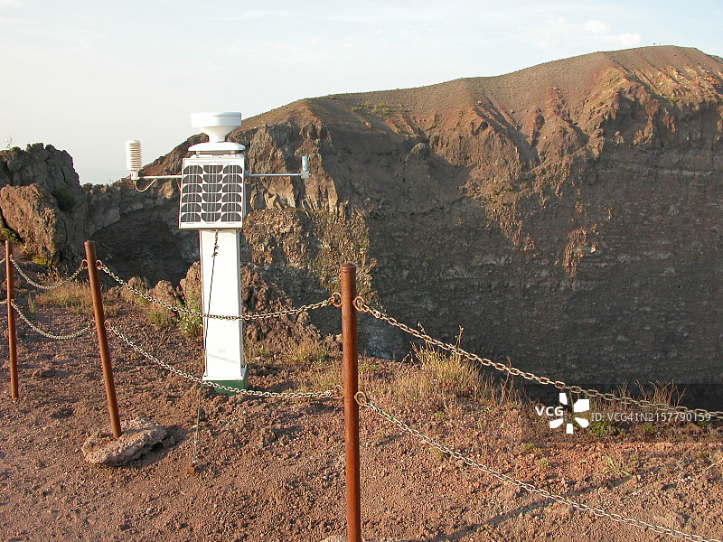 意大利那不勒斯维苏威火山：用于测量火山气体排放和地面倾斜度变化的传感器图片素材