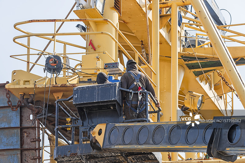 两人在船上用安全设备固定图片素材