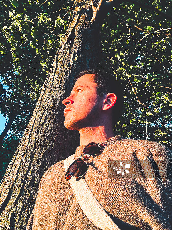 在蒙特利尔看日落的男人自拍图片素材