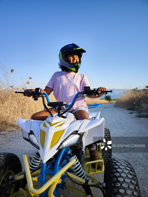 阳光下的快乐旅程图片素材
