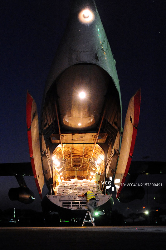 卡穆祖国际机场的伊尔-76运输机图片素材