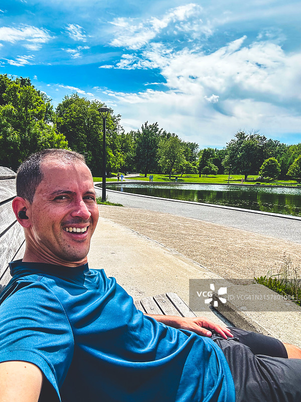 在皇家山上的男人自拍图片素材