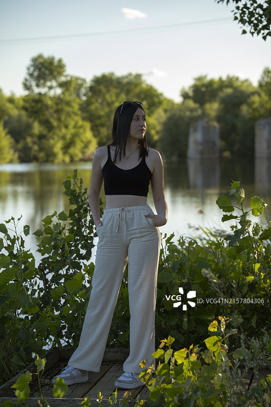 在斗罗河边的自然环境中的年轻白人女孩图片素材