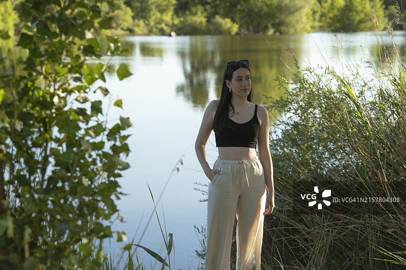 在斗罗河边的自然环境中的年轻白人女孩图片素材
