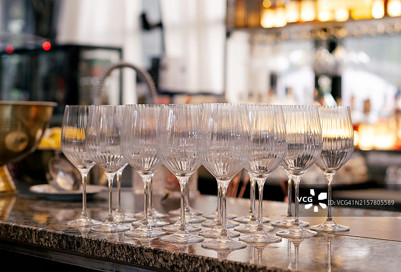酒吧酒架上的气泡酒杯图片素材