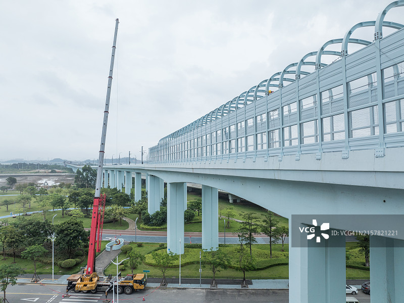 地铁上安装隔音板图片素材