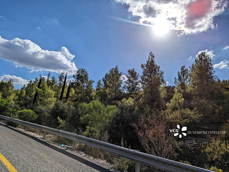 通往朱迪亚山区贝特谢梅什的道路，晴朗的一天图片素材