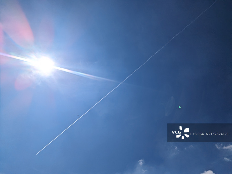 阳光和阳光反射的天空，自然光效图片素材