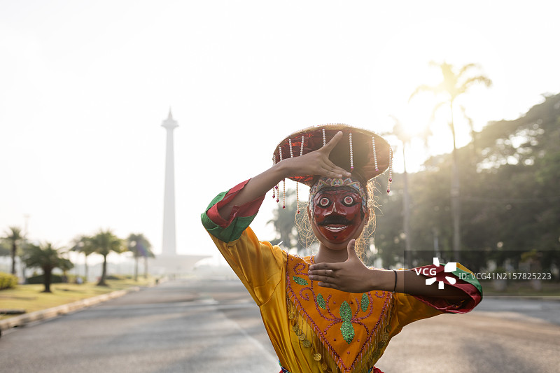 年轻女子表演贝塔维面具舞图片素材