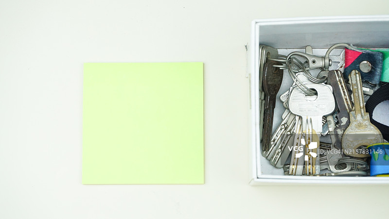 带有绿色纸币的钥匙储蓄盒图片素材