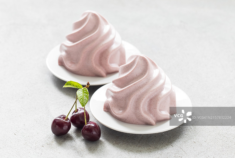 樱桃奶油布丁，法式尚蒂伊奶油图片素材