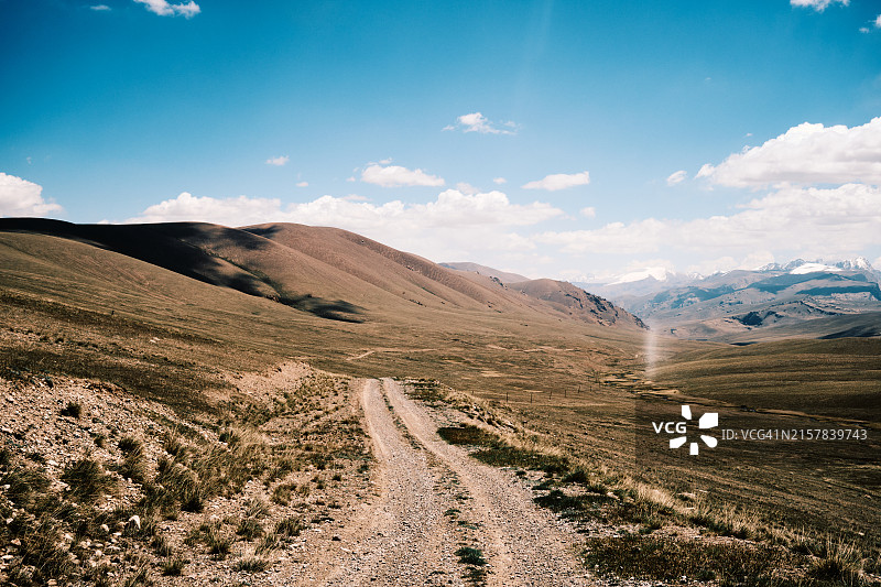 穿过天山高地冻原的蜿蜒山路，卡拉赛山谷，吉尔吉斯斯坦图片素材
