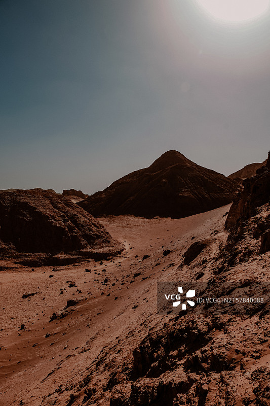 伊朗卢特沙漠景观，阳光在右侧图片素材