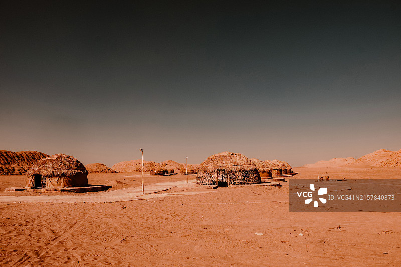 木制沙漠房屋：伊朗卢特沙漠图片素材