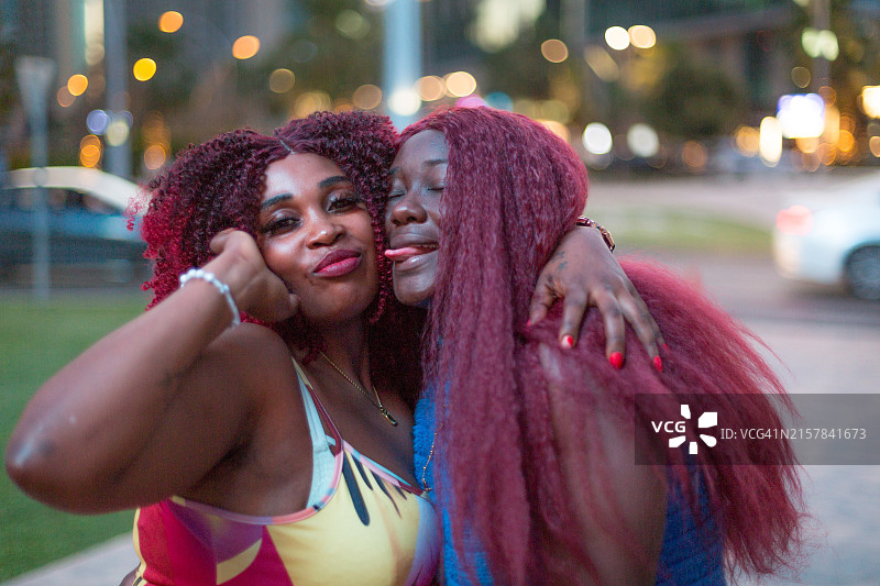 两位非洲女孩在街上笑着走着图片素材