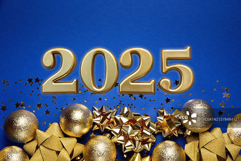 2025新年庆祝：蓝色闪光背景上的金色数字图片素材