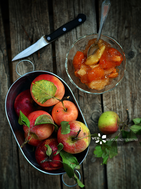 玻璃罐中的苹果酱和有机苹果图片素材