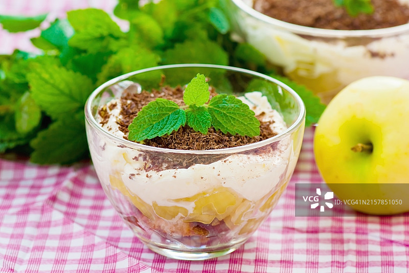 玻璃杯装巧克力提拉米苏苹果甜点图片素材