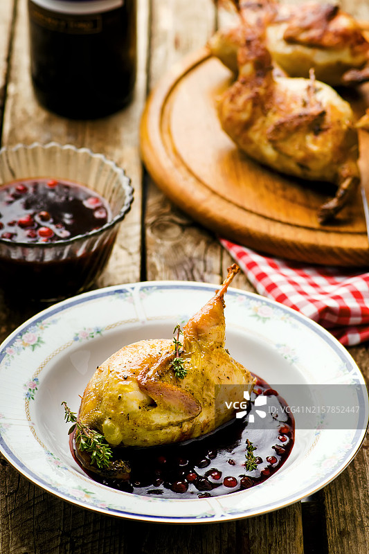越橘酱烤鹌鹑图片素材