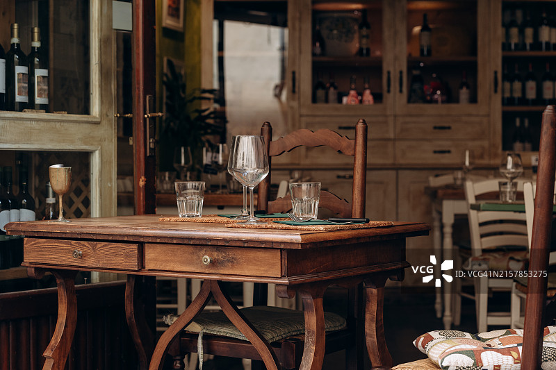 托斯卡纳的传统意大利餐厅，拥有古董家具和典型氛围。意大利佛罗伦萨托斯卡纳威尼斯罗马米兰旅游目的地图片素材